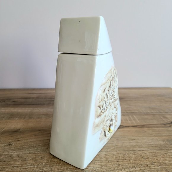 10 years old Canadian Whisky ceramic empty bottle with embossed image. Rare. - Picture 4 of 11